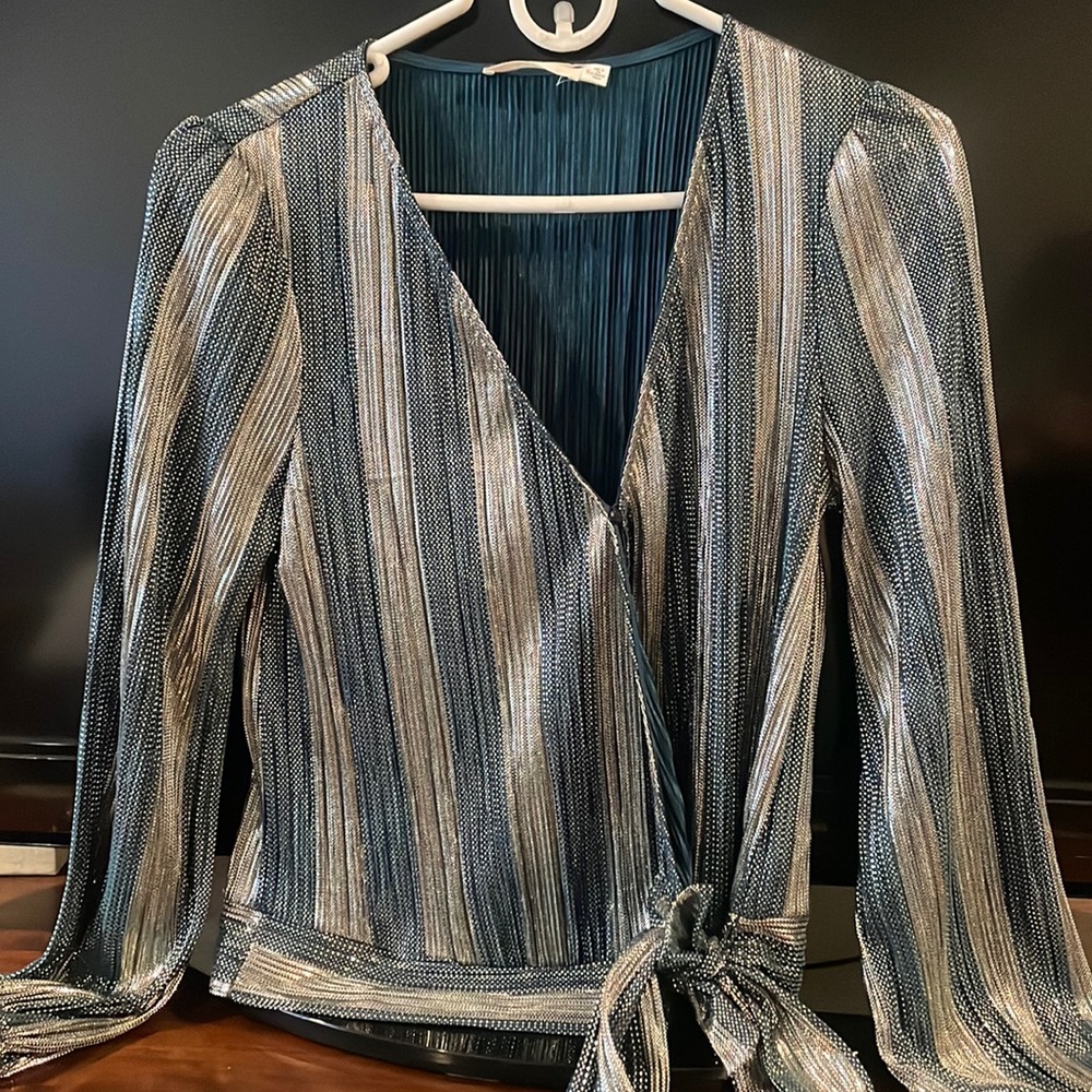 Metallic dark green/silver top